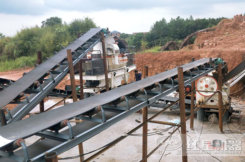 鵝卵石制砂生產(chǎn)線，鵝卵石制砂機(jī)正在安裝中