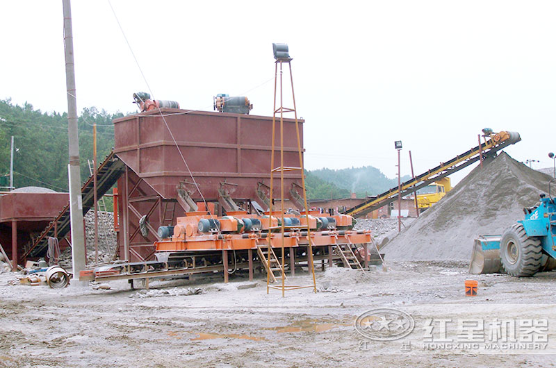 對(duì)輥破碎機(jī)生產(chǎn)現(xiàn)場(chǎng)，破碎河卵石